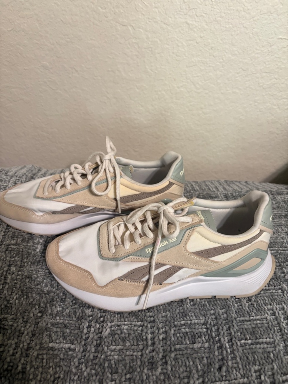 Reebok Women's Cream & Beige Retro Runner Sneakers with Soft Sage Accents 8.5 - Picture 3 of 7